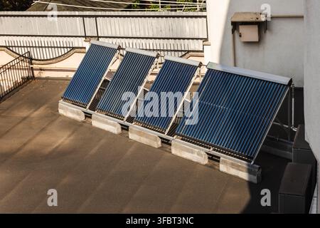 Evakuierte Röhren-Solarthermal-Kollektoren auf dem Dach Stockfoto