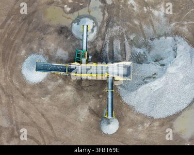 Luftbild einer kreisförmigen Betonproduktions- und Recyclinganlage mit Verarbeitungsmaschinen und großen Lagern recycelter Zuschlagstoffe in Mid Stockfoto