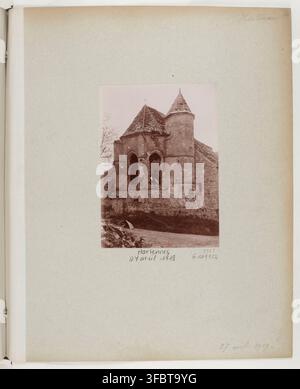 Ein Foto der Zerstörung in der Aisne, Frankreich, während des Ersten Weltkriegs, das ein altes Steingebäude mit einem spitzen Dach und einem kleinen Turm zeigt, umgeben von Bäumen und einer Steinmauer, aufgenommen zwischen 1915 und 1919, als Teil einer Sammlung von Dokumenten über zerstörte oder beschädigte Denkmäler im Département Aisne. Stockfoto