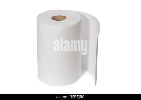 Rolle weißer Papierhandtücher mit aufgefalteter Schicht isoliert auf weißem Hintergrund. Hygiene, umweltfreundliche Handtücher. Stockfoto