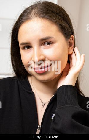 Ein Bild einer sehr schönen und attraktiven jungen Dame, ein Porträt, das zeigt, wie zufrieden sie nach der Lippenverjüngung ist. Dieser Look ist Stockfoto