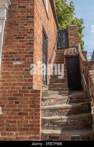 Schmale und abgetretene alte Treppe auf Steep Hill in Lincoln, August 2026 Stockfoto