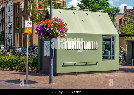 Zwolle, Niederlande, 1. August 2026: kleines Anlagengebäude eines Fahrradparkplatzes im Freien in der Innenstadt Stockfoto