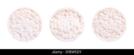 Drei gepuffte Reiskuchen, nebeneinander, isoliert, von oben. Gruppe von Reiskuchen, flache harte Scheiben, hergestellt aus gepufftem Reis und kalorienarm. Stockfoto