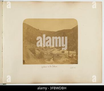 Ein Tal mit Palmen und felsigem Gelände in Chile, von Eugène Maunoury, einem französischen Fotografen, im Jahr 1865, als Teil der Serie Andenken an Chile. Stockfoto