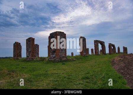 Alte Stein- und Ziegelruinen auf einem grünen Hügel Stockfoto
