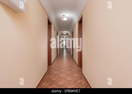 Langer Hotelflur mit mehreren geschlossenen Türen Stockfoto
