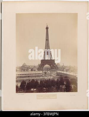 Der Eiffelturm in Paris, gesehen vom Champ de Mars, mit dem Palais du Trocadéro im Hintergrund, fotografiert im Jahr 1889, während der Zeit des französischen Ministeriums für öffentliche Arbeiten. Stockfoto