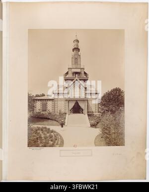 Das Palais du Trocadéro in Paris, Frankreich, mit dem Eiffelturm im Hintergrund, fotografiert im Jahr 1889, während der Amtszeit des Ministère des travaux publics, das von 1869 bis 1906 die öffentlichen Arbeiten in Frankreich überwachte. Stockfoto