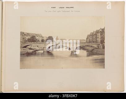 Die Pont Louis-Philippe-Brücke über einen Fluss in Paris, Frankreich, von Auguste Hippolyte Collard, einem französischen Fotografen, nach Abschluss der Bauarbeiten, als Teil einer Reihe von Ansichten, die die Ausführung des Projekts von 1860 bis 1862 dokumentieren. Stockfoto