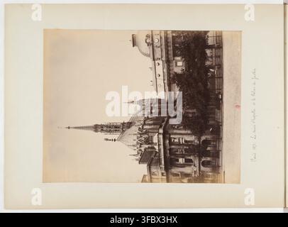 Ein Foto der Sainte-Chapelle und des Palais de Justice in Paris, Frankreich, aufgenommen während des Deutsch-Französischen Krieges, mit dem Datum 1871, von Édouard Milsom, einem französischen Fotografen. Stockfoto