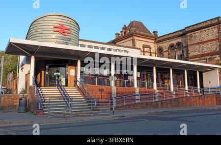 Außenansicht des Warrington Central Bahnhofs, Cheshire, England, der Züge in Richtung Liverpool und Manchester bedient. Stockfoto