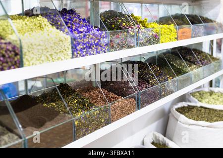 Getrocknete Tees, Kräuter und Blumen, die in Gläsern auf einem orientalischen Basar in Bukhara, Usbekistan, ausgestellt sind. Buntes Sortiment an losen Blends, ideal für T Stockfoto