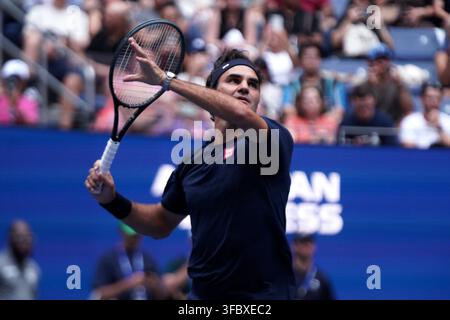 Flushing Meadows, New York, USA. 24. Aug., 2026. Roger Federer greift nach einem Overhead, während er mit Lorenzo Miusetti im Ashe Stadium trainiert, wo er morgen Abend ein Ausstellungsspiel planen wird. Federer, der nächsten Samstag in die International Tennis Hall of Fame aufgenommen wird, hat seit 2019 kein Spiel im Ashe Stadium mehr bestritten. Credit: Adam Stoltman/Alamy Live News Stockfoto