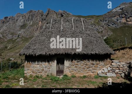 Traditionelle Braña-Hirtenhütte im Valle del Lago, Naturpark Somiedo, Asturien, Spanien Stockfoto