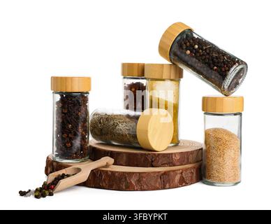 Kulinarische Gewürze und Kräuter zum Kochen, verschiedene Gewürze in Gläsern mit Holzdeckeln auf weißem Hintergrund Stockfoto