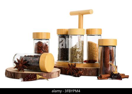 Kulinarische Gewürze und Kräuter zum Kochen, verschiedene Gewürze in Gläsern mit Bambusdeckeln auf Holzständern Stockfoto