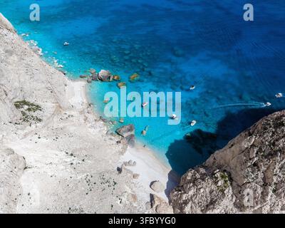 Erleben Sie die Schönheit von Myzithres Beach in Zakynthos, Griechenland, wo türkisblaues Wasser auf atemberaubende Klippen trifft. Perfekt für Entspannung und Erkundung unter der warmen Sonne. Stockfoto
