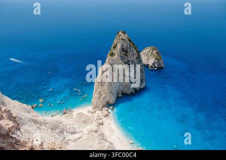 Erleben Sie die atemberaubende Schönheit von Myzithres in Zakynthos, Griechenland. Die hohen Felsformationen erheben sich majestätisch aus dem lebendigen blauen Meer und schaffen eine malerische Küstenszene. Stockfoto