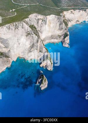 Entdecken Sie die atemberaubenden Klippen und kristallklaren Gewässer von White Beach in Anafonitria, Zakynthos, Griechenland. Diese malerische Küstenszene fängt die natürliche Schönheit der Ionischen Inseln ein. Stockfoto