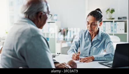 Schreiben, Arzt und Beratung mit einem alten Mann im Krankenhaus für Gesundheitsversorgung, Rezept und Untersuchung. Medizin, Behandlungsbericht und Rat mit Senioren Stockfoto