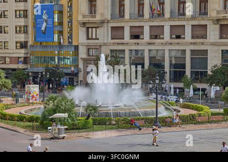 Brunnen auf der Plaza del Ayuntamiento. Valencia, Spanien – 6. August 2026. Stockfoto