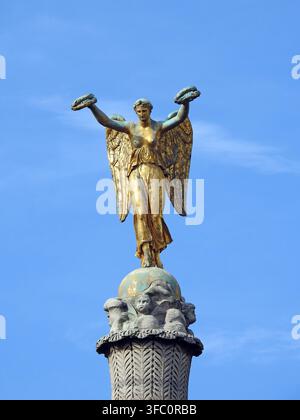 La-Victoire-Statue, geschaffen von Louis-Simon Boizot, oben auf der Fontaine du Palmier am Place du Châtelet in Paris, Frankreich, fotografiert an einem Sommertag Stockfoto