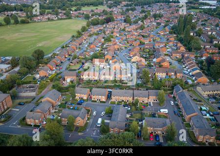 Luftaufnahme von Vorstadt-Sackgassen, modernen Häusern und Gärten in Bury Stockfoto