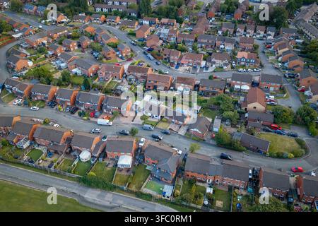 Luftaufnahme von Vorstadt-Sackgassen, modernen Häusern und Gärten in Bury Stockfoto