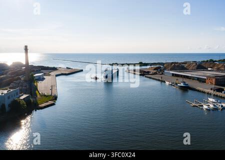 Luftaufnahme eines Frachtschiffs, das in den Hafen von Salacgriva, Lettland, einläuft Stockfoto