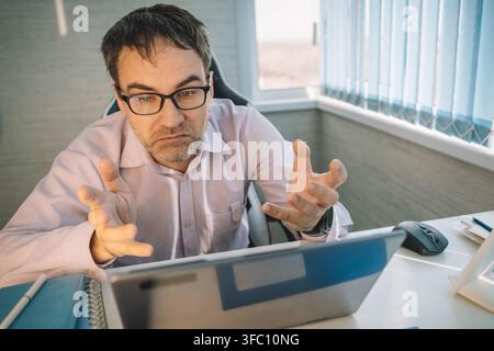 Geschäftsmann, Laptop und gelangweilt im Büro mit Gedanken, Störungen oder müde mit Stress, Angst und Problemen. Geschäftsmann, Computer und erschöpft am Schreibtisch Stockfoto