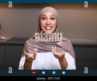 Arab Lady Im Gespräch Mit Entfernten Treffen Über Videoanruf Im Innen Stockfoto