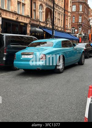 Ein luxuriöses türkisfarbenes Rolls-Royce Phantom Coupé mit einem saudi-arabischen Kennzeichen, das in der Mount Street in Mayfair geparkt ist. London, UK. Stockfoto