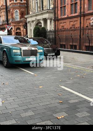 Ein luxuriöses türkisfarbenes Rolls-Royce Phantom Coupé mit einem saudi-arabischen Kennzeichen, das in der Mount Street in Mayfair geparkt ist. London, UK. Stockfoto