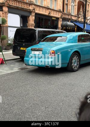Ein luxuriöses türkisfarbenes Rolls-Royce Phantom Coupé mit einem saudi-arabischen Kennzeichen, das in der Mount Street in Mayfair geparkt ist. London, UK. Stockfoto
