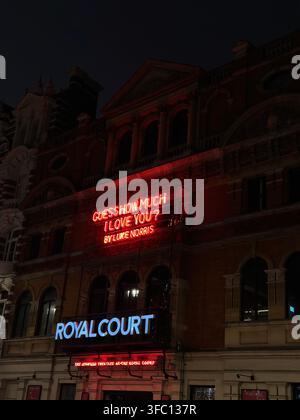 Rotes beleuchtetes Neon-Theaterschild für das Stück Guess How Much I Love You von Luke Norris am Royal Court Theatre im Sloane Square, London. Stockfoto