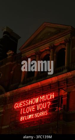 Rotes beleuchtetes Neon-Theaterschild für das Stück Guess How Much I Love You von Luke Norris am Royal Court Theatre im Sloane Square, London. Stockfoto