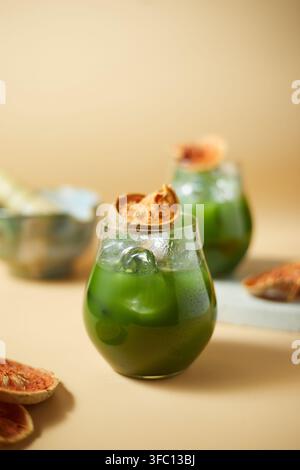 Eisgekühlter, reiner Matcha-grüner Tee, Café-Menü Stockfoto