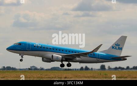 KLM Cityhopper Embraer 175 Flugzeug startet vom Flughafen Amsterdam Schiphol - PH-EXT Stockfoto