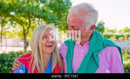 Seniorenpaar teilt einen glücklichen Moment im Park Stockfoto