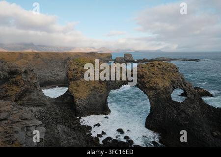 Steinerne Brücke der Liebenden im Wanderweg der Arnarstapi-Klippen, Island, aufgenommen im Oktober 2024. Stockfoto