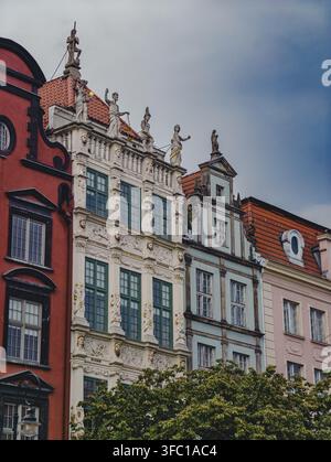 Eine Aufsicht auf historische farbenfrohe Gebäude in Danzig, Polen, die kunstvolle Architekturfassaden, verzierte Fenster und dekorative Skulpturen zeigen Stockfoto