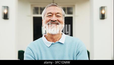 Porträt, älterer Mann im Freien neben neuem Zuhause, Immobilienerwerb und Traumhaus im Ruhestand. Glücklicher, selbstbewusster und asiatischer Mensch in der Nachbarschaft für Stockfoto