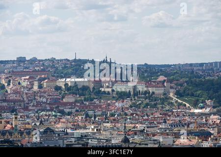 Panoramablick auf die Prager Burg und die St.-Veits-Kathedrale, die über den historischen Dächern der Prager Innenstadt aufragen. Stockfoto