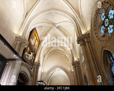 Paris, Frankreich – 14. Mai 2026: Lichtdurchflutetes gotisches Innere der Notre Dame mit Kreuzrippengewölben, Buntglasfenstern, aufragenden Säulen und klassischen Gemälden Stockfoto
