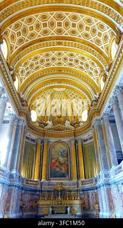 Vergoldete Kassettendecke und Altar im Inneren der Palatin-Kapelle des Königspalastes in Caserta, Italien Stockfoto