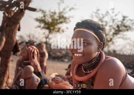 Lächelnde Himba-Frau in einem Dorf im Norden Namibias.Afrika Die Himba sind ein indigenes Volk, das im Norden Namibias in der Kunene-Region lebt Stockfoto