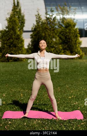 Eine schöne asiatische Frau genießt eine Yogasitzung im Freien, umarmt das warme Sonnenlicht und die Ruhe. Stockfoto