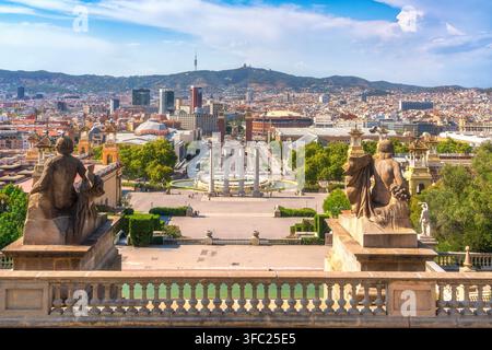 Blick auf die Skyline von Barcelona mit Plaza de España und dem Tibidabo-Hügel von der Terrasse des Nationalpalastes auf dem Montjuïc. Katalonien, Spanien Stockfoto