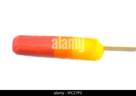 Eine tropische Eiscreme-Bar aus verschiedenen echten Früchten, eine Eiscreme-Bar ist ein gefrorenes Dessert mit Eiscreme auf einem Stab, Sommerzeit und Feiertage Stockfoto